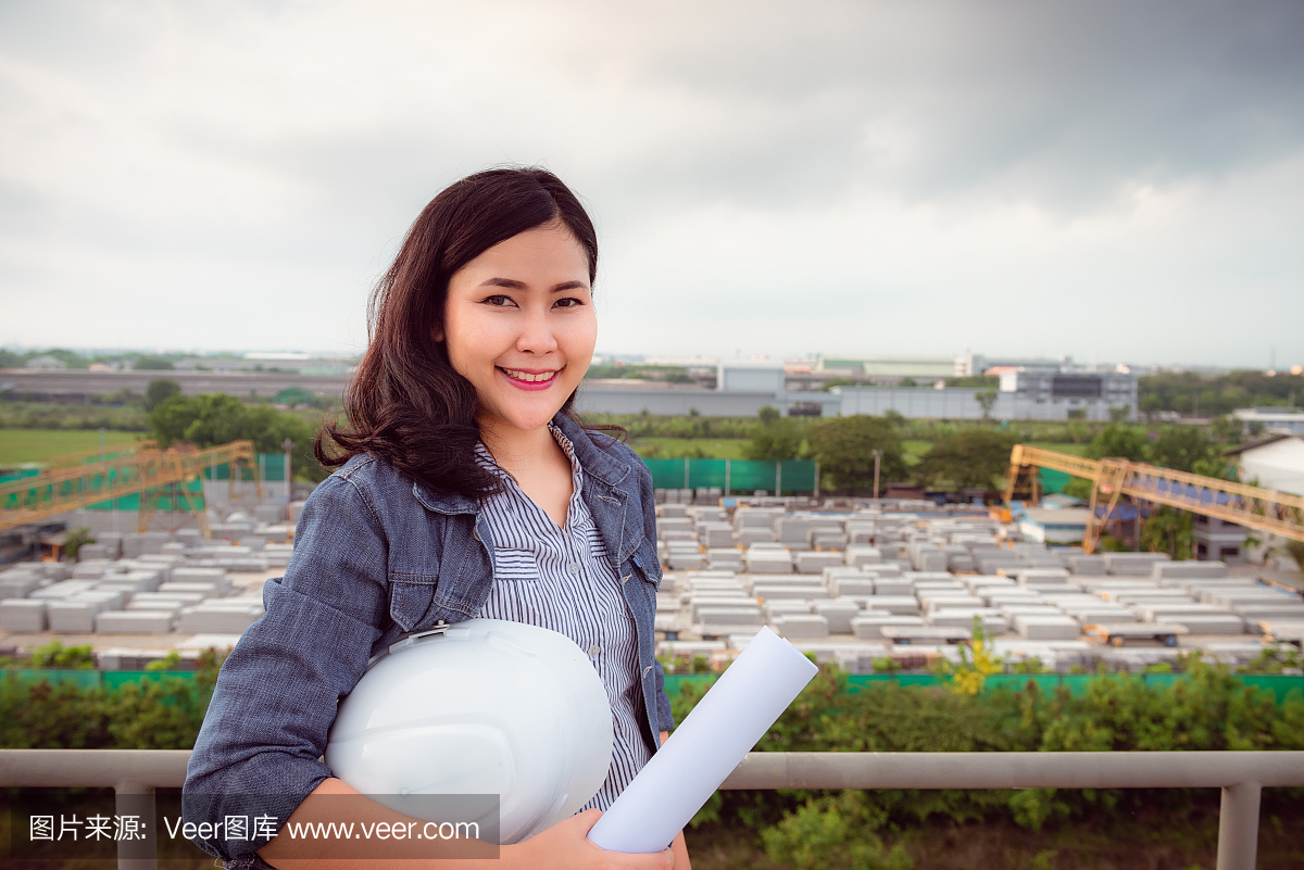 女工程師的肖像正在工廠里拿著檢查預(yù)制混凝土產(chǎn)品的文件