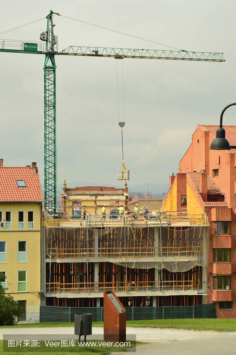 在建筑工地上工作的磚瓦匠、木匠和起重機操作員。采購產品建筑,工程和服務,工藝,肖像。
